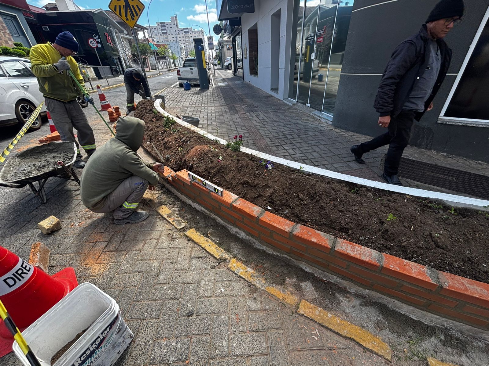 Prefeitura de Lages Recuperação de canteiros na Via Gastronômica será finalizada nesta semana