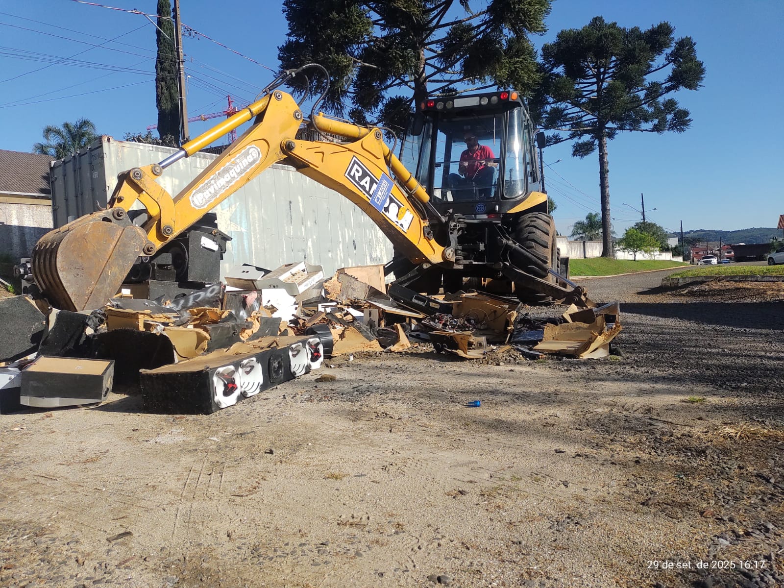 Prefeitura de Lages Prefeitura de Lages apoia ação da Polícia Militar na destruição e descarte de materiais apreendidos