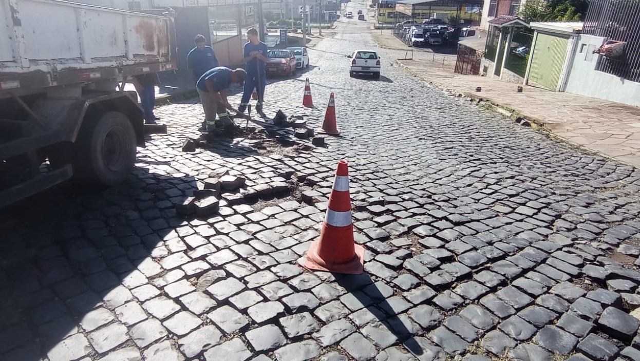 Prefeitura de Lages Prefeitura realiza reparos em calçamentos por toda a cidade