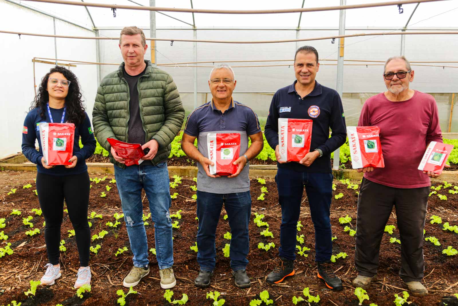 Prefeitura de Lages Defesa Civil repassa sementes de hortaliças ao Horto do Guarujá