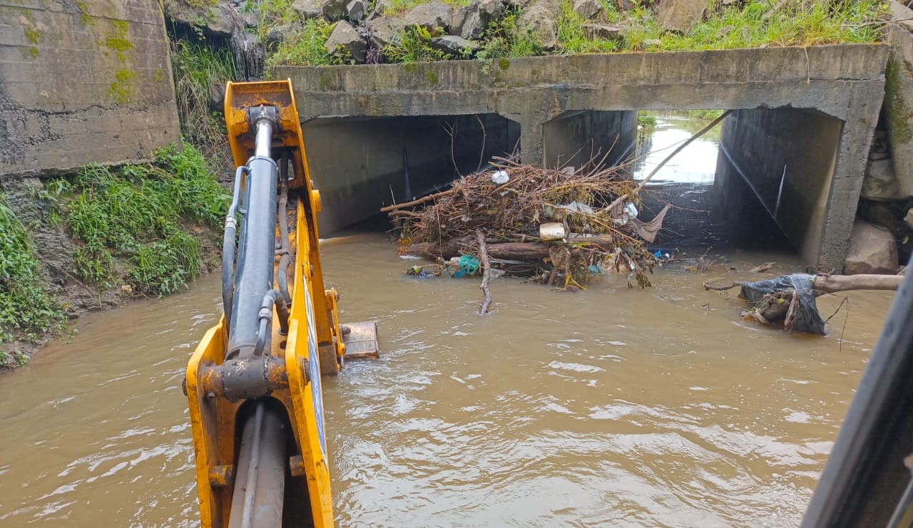 Prefeitura de Lages Secretaria de Serviços Públicos realiza limpeza preventiva em pontes e riachos da cidade