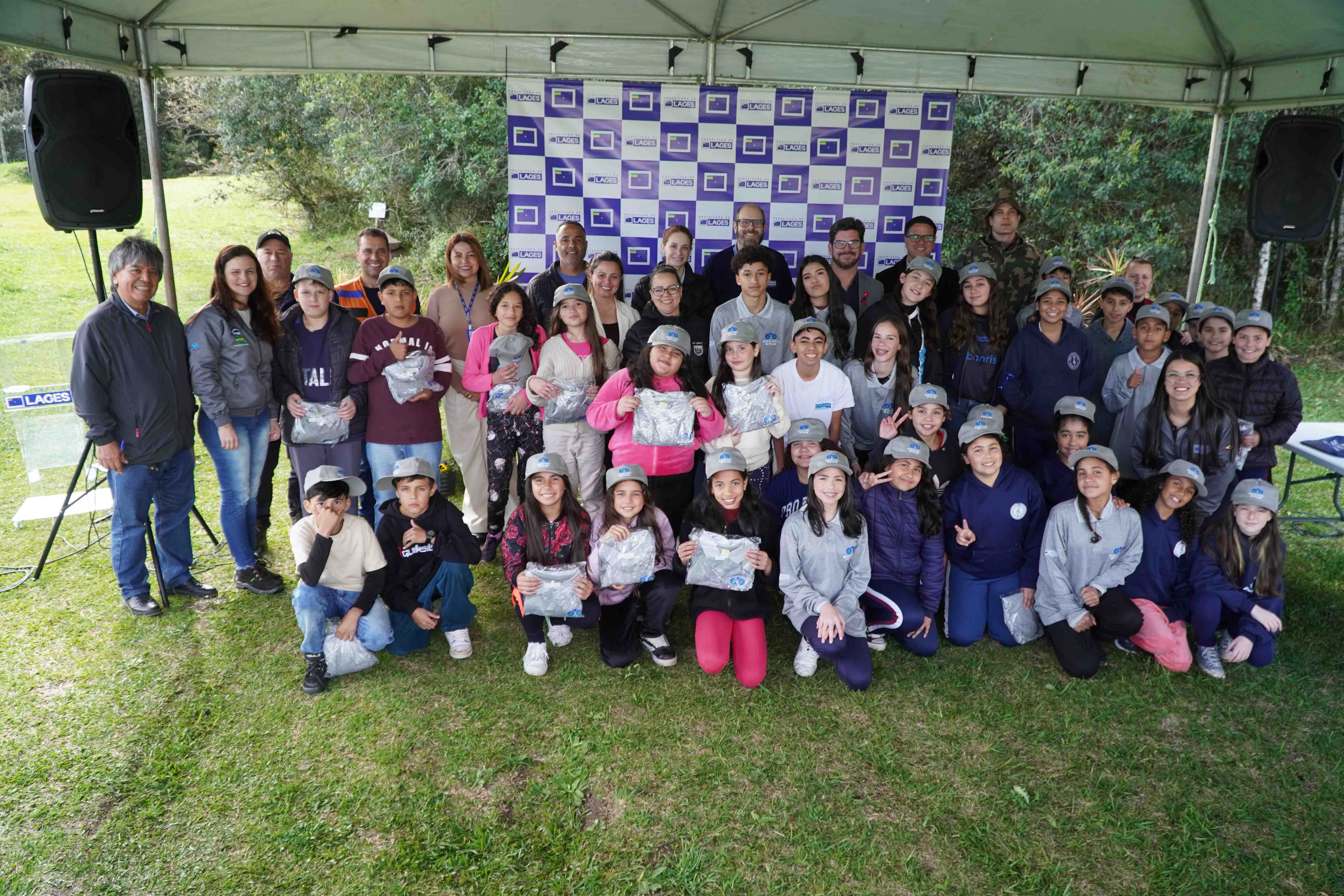 Prefeitura de Lages Guarda Mirim Ambiental retoma atividades com entrega de uniformes no Parque Natural Municipal  