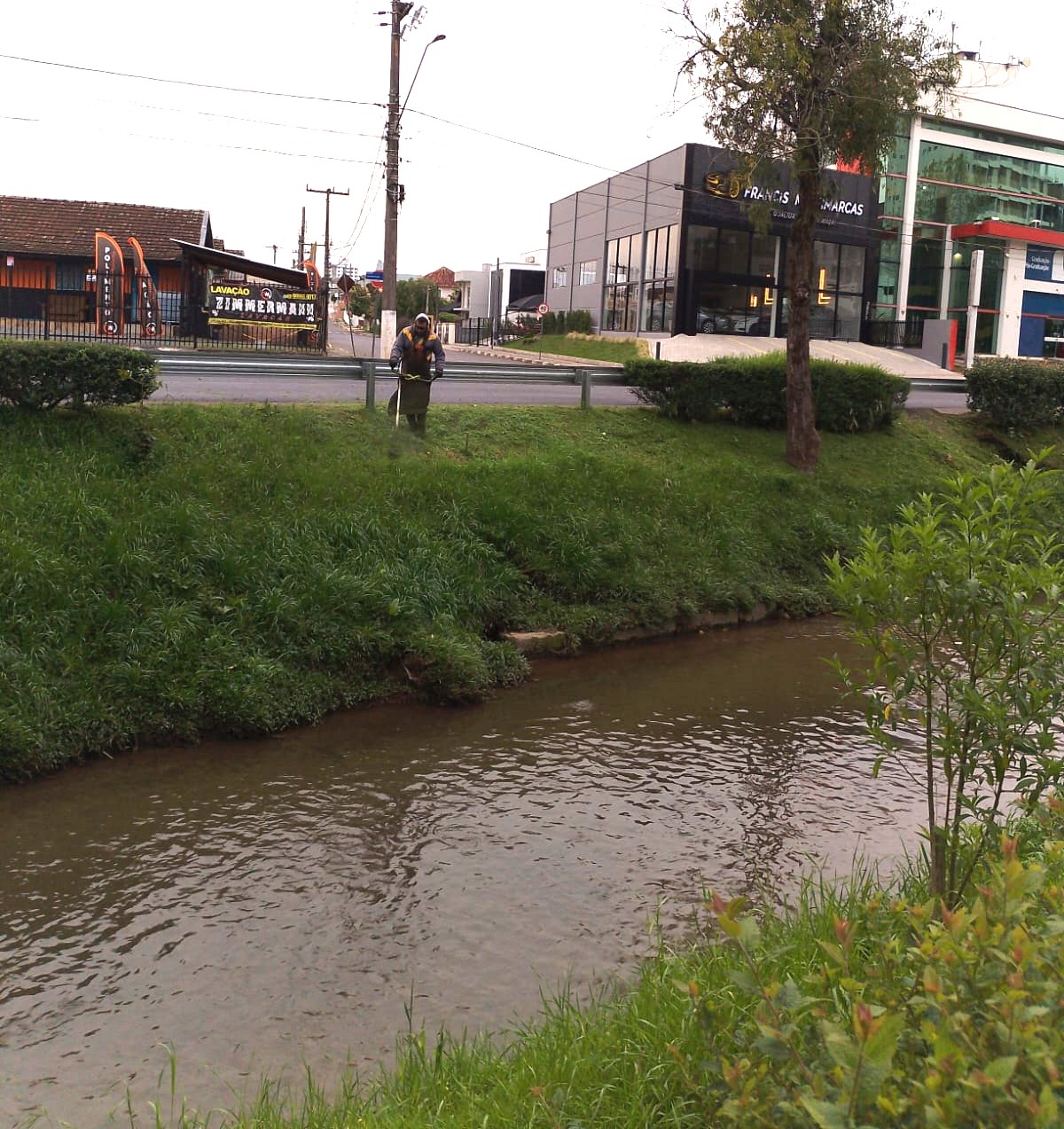 Prefeitura de Lages Secretaria de Serviços Públicos avança com mutirão de limpeza e roçada em diversas regiões de Lages nesta quinta-feira