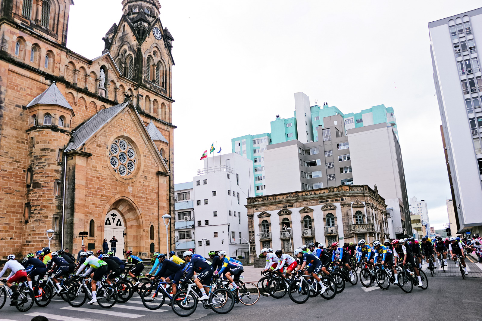 Prefeitura de Lages Pedala, galera! 26ª Volta Ciclística de Santa Catarina passa por Lages com seus mais de 130 competidores de oito países na segunda etapa da competição, a “Outubro Rosa”, para completar mais 141 quilômetros rumo a Urubici