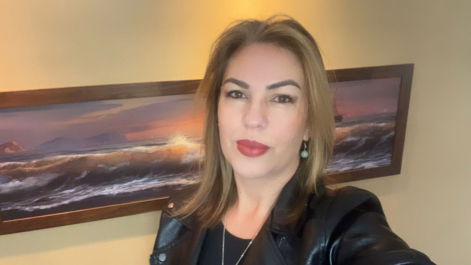 Prefeitura de Lages Orgulho Lageano ❤️ -  Ela exala poesia: Professora Janaína, a criadora e contadora de histórias na transformação de vidas além das paredes da sala de aula 