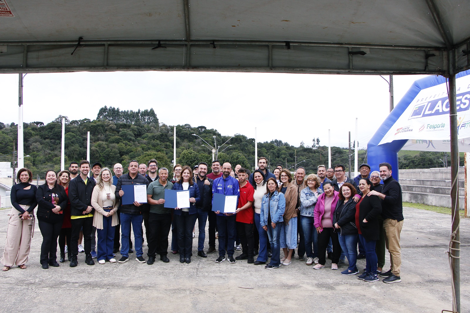 Prefeitura de Lages Mais de R$ 1 milhão em investimentos: Prefeitura assina ordens de serviço para quadras esportivas em três bairros de Lages