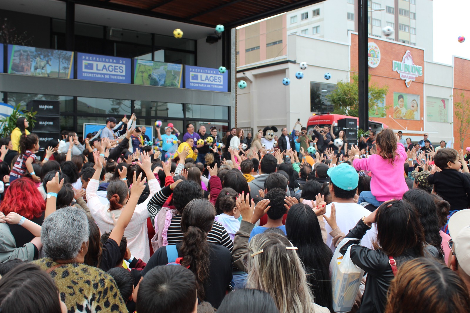 Prefeitura de Lages Véspera de Dia das Crianças: Prefeitura de Lages participa da ação Criança na Praça com cuidados à saúde e diversão