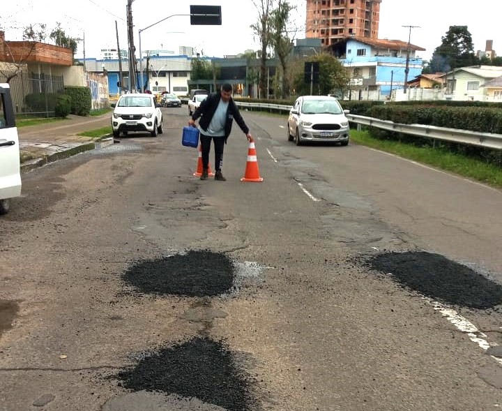 Prefeitura de Lages Pavimenta + Lages intensifica operação tapa-buracos das ruas após fortes chuvas