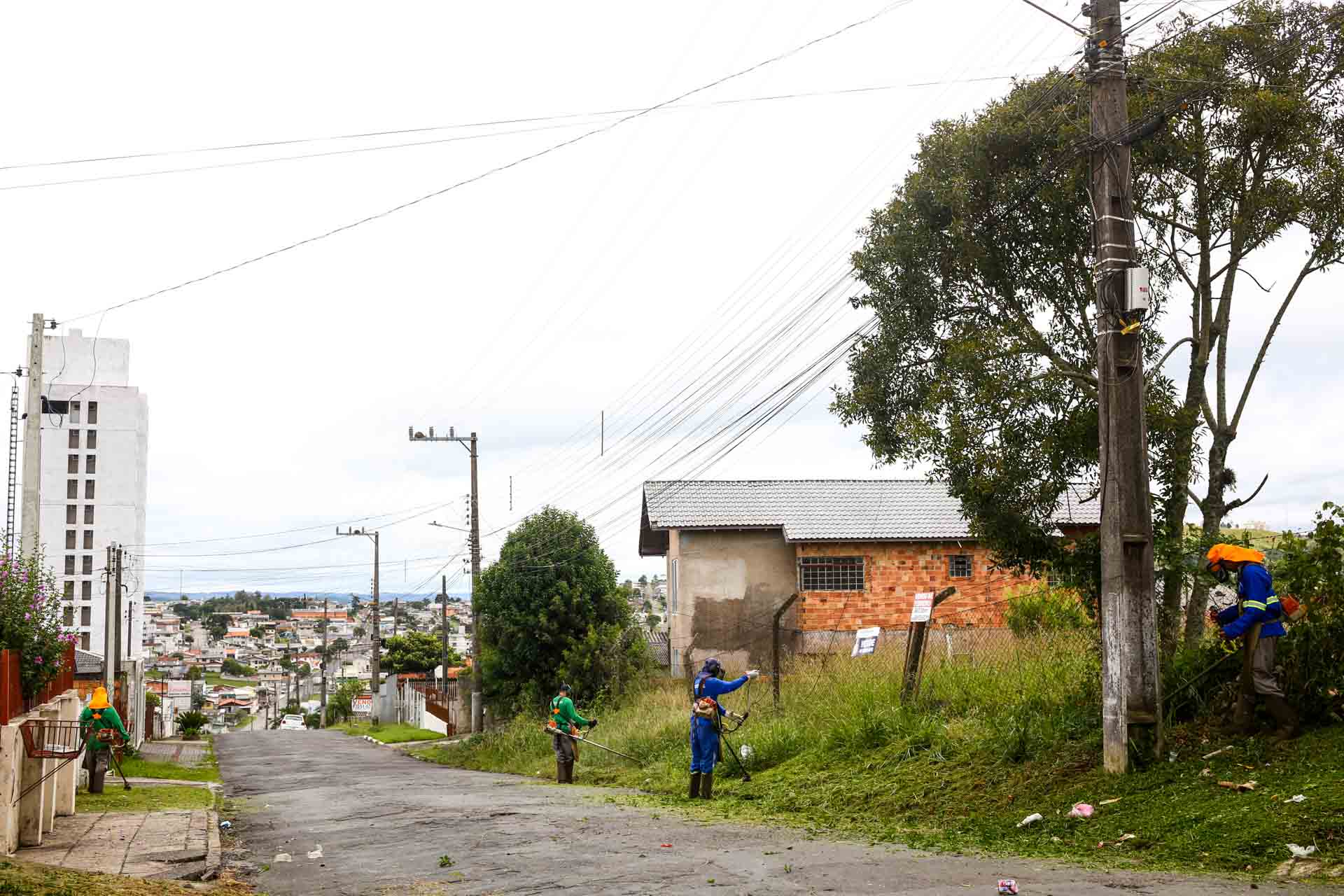 Prefeitura de Lages Roçadas organizam limpeza e segurança nos bairros Copacabana, Santa Mônica e Pisani