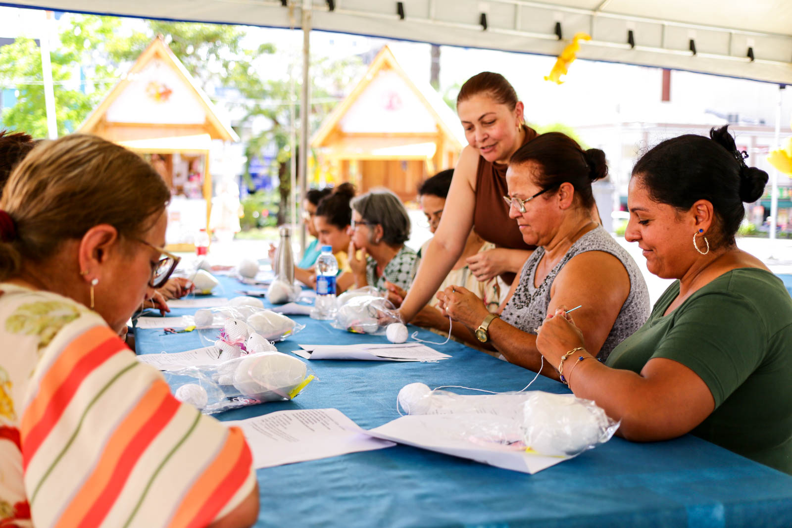 Prefeitura de Lages Doce Páscoa: Oficinas de artesanato entram na reta final e encantam com criações na Praça João Costa