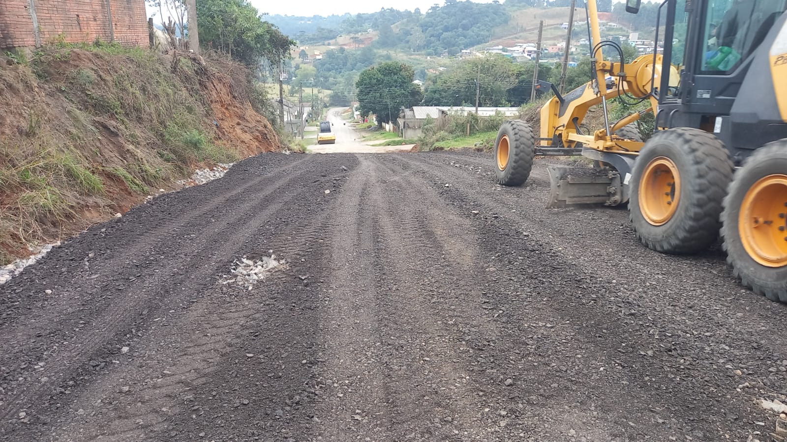Prefeitura de Lages Manutenção contínua das vias urbanas garante trafegabilidade em ruas de vários bairros de Lages