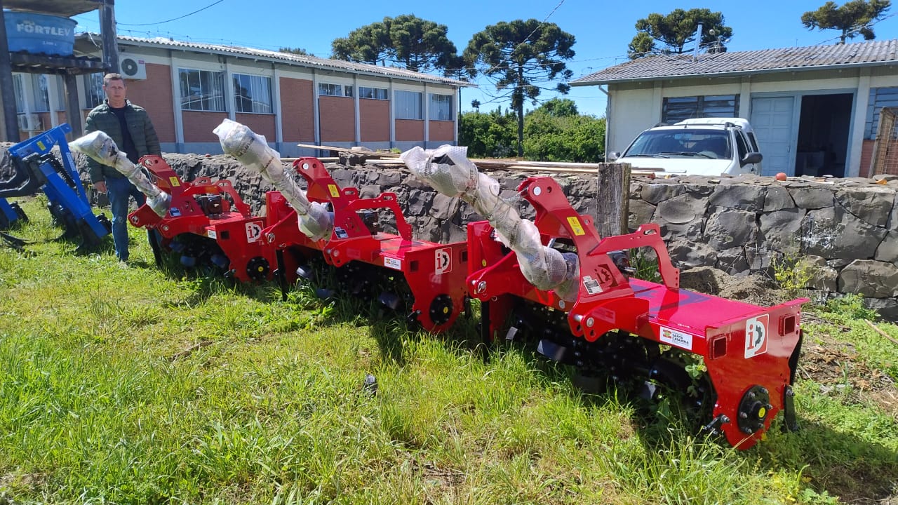 Prefeitura de Lages Associações Rurais receberão novas máquinas e implementos agrícolas