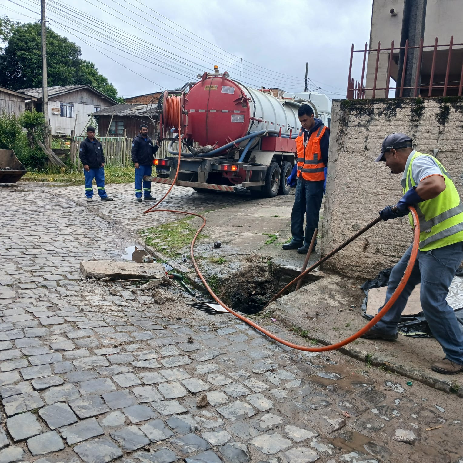 Prefeitura de Lages Serviços de drenagem e manutenção viária avançam em várias regiões