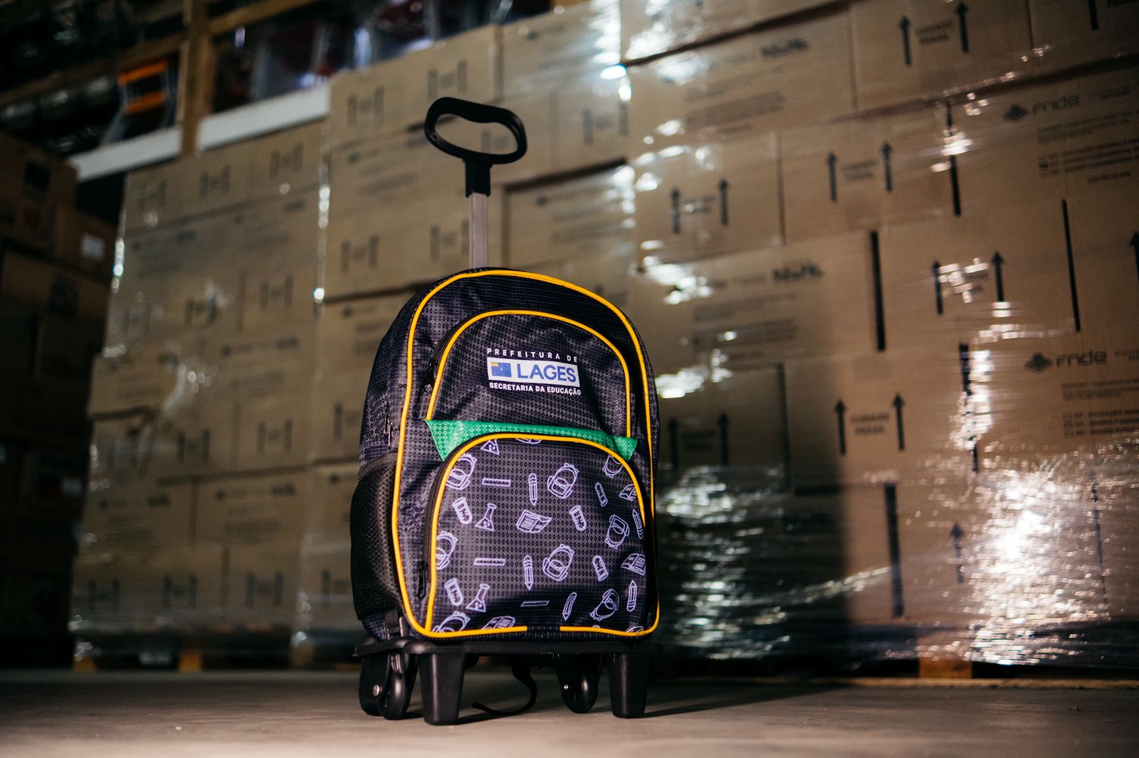 Prefeitura de Lages Crianças e estudantes do Sistema Municipal de Educação receberão mochilas e estojos  