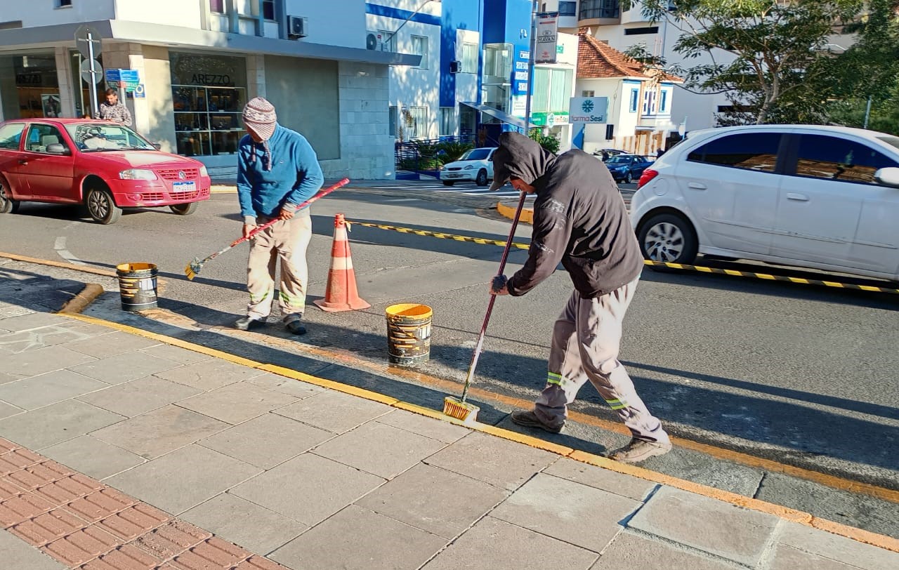 Prefeitura de Lages Mutirão de limpeza, roçadas e pinturas prepara Lages para bem receber lageanos e visitantes no clima para 36ª Festa Nacional do Pinhão