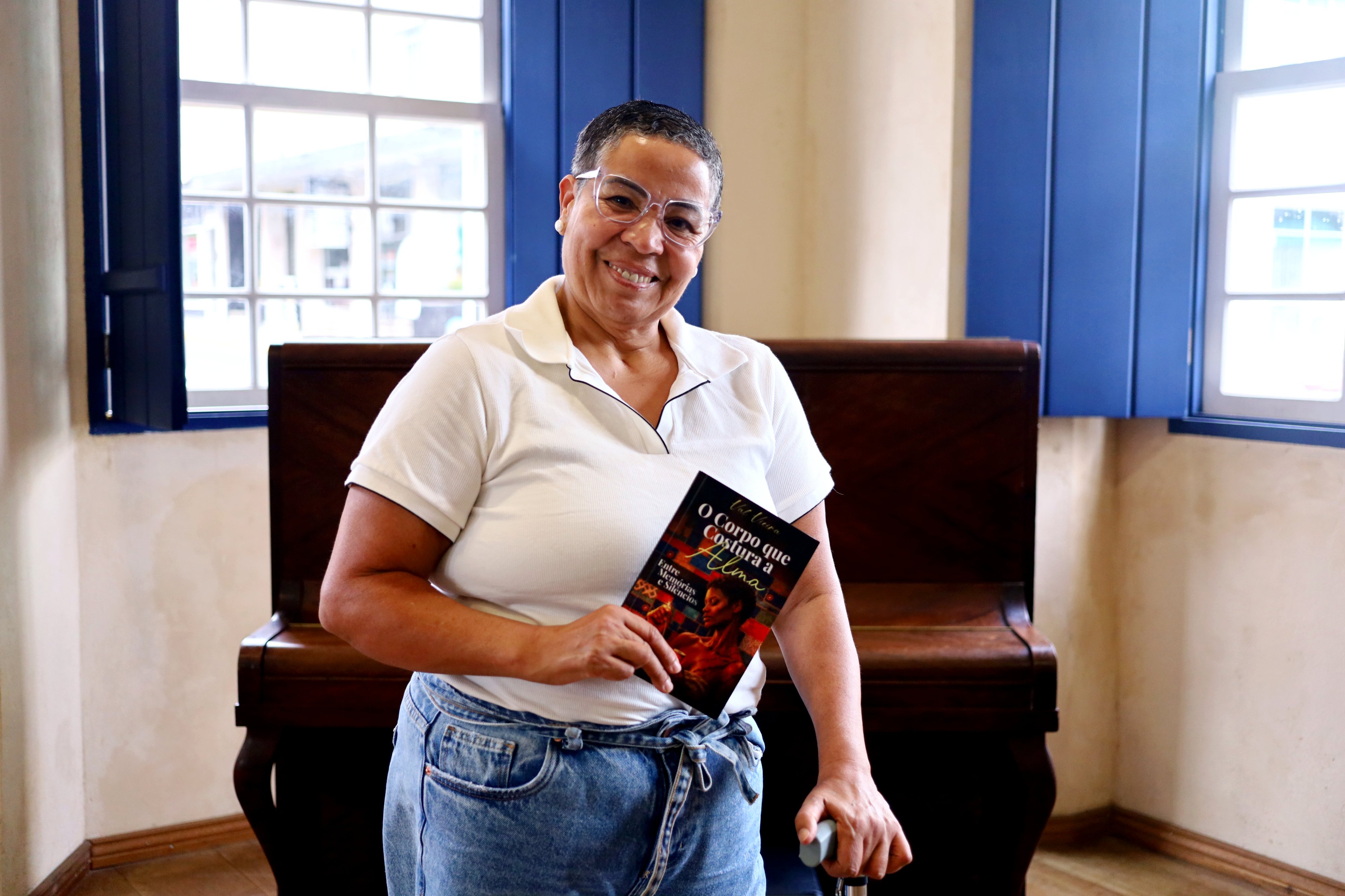 Prefeitura de Lages O Corpo que Costura a Alma conta a história de Val Vieira, educadora que dedicou a vida ao ensino e venceu a Síndrome de Guillain-Barré