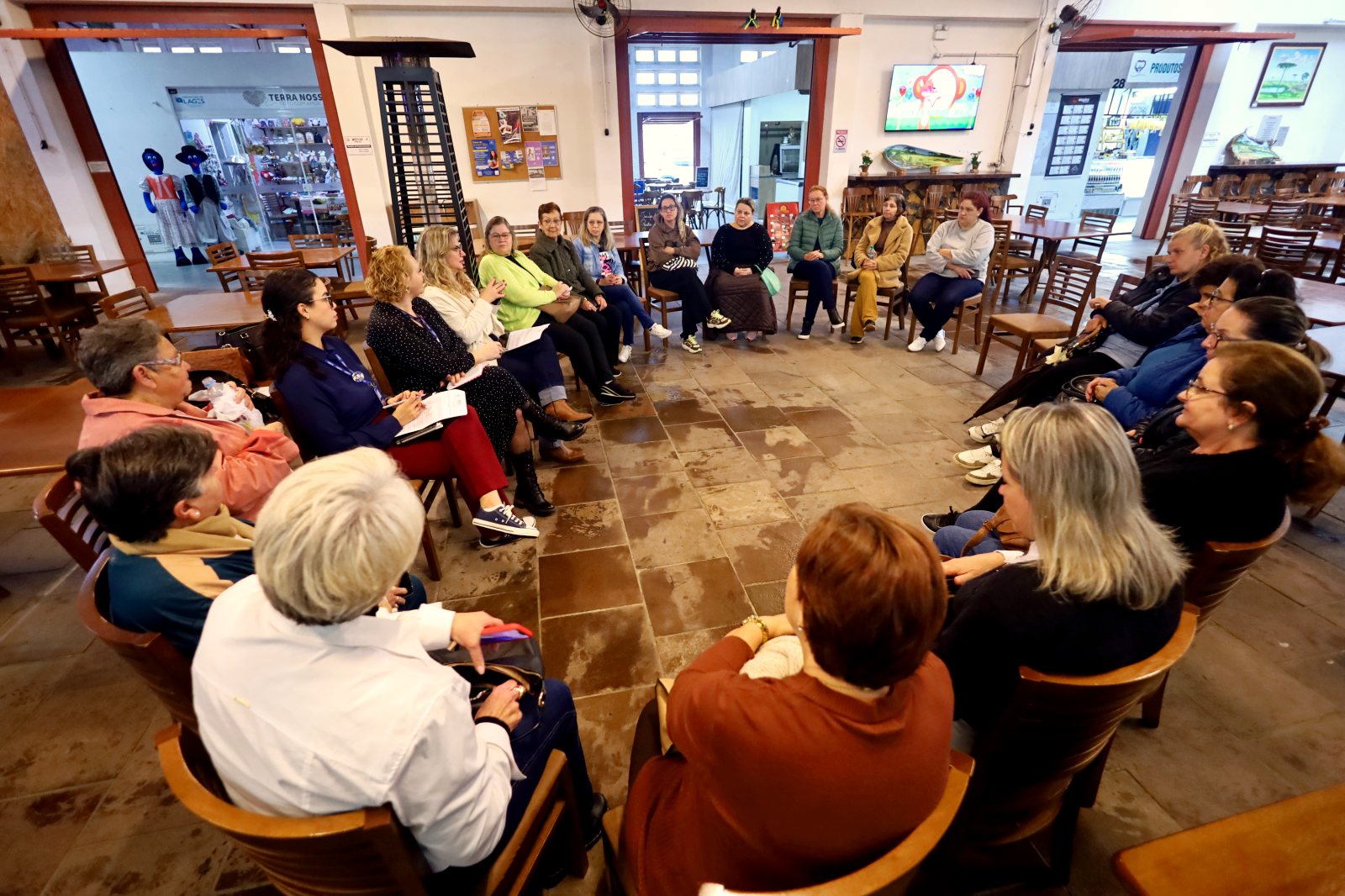 Prefeitura de Lages Prefeitura de Lages apresenta proposta da Vila do Artesanato, Manualidades e Souvenirs a artesãos interessados em comercializar seus produtos
