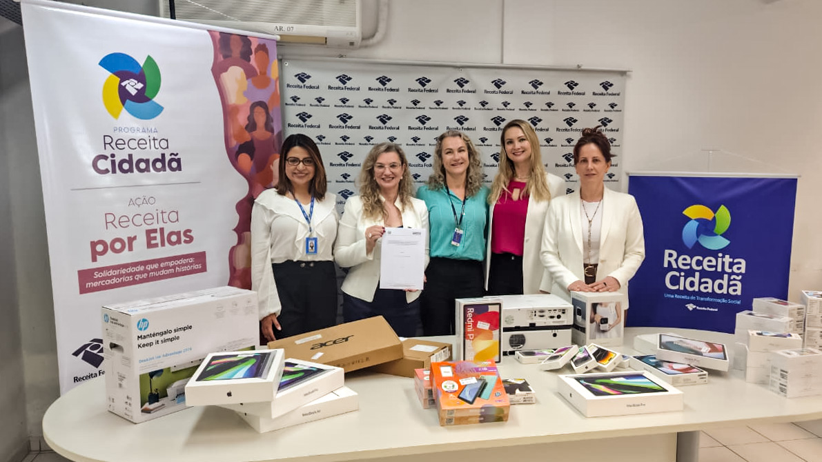 Prefeitura de Lages Equipamentos eletrônicos e objetos diversificados são doados à Secretaria de Políticas para a Mulher e para a Pessoa Idosa pela Receita Federal com o intuito de utilização em serviços e projetos de atendimento à população 