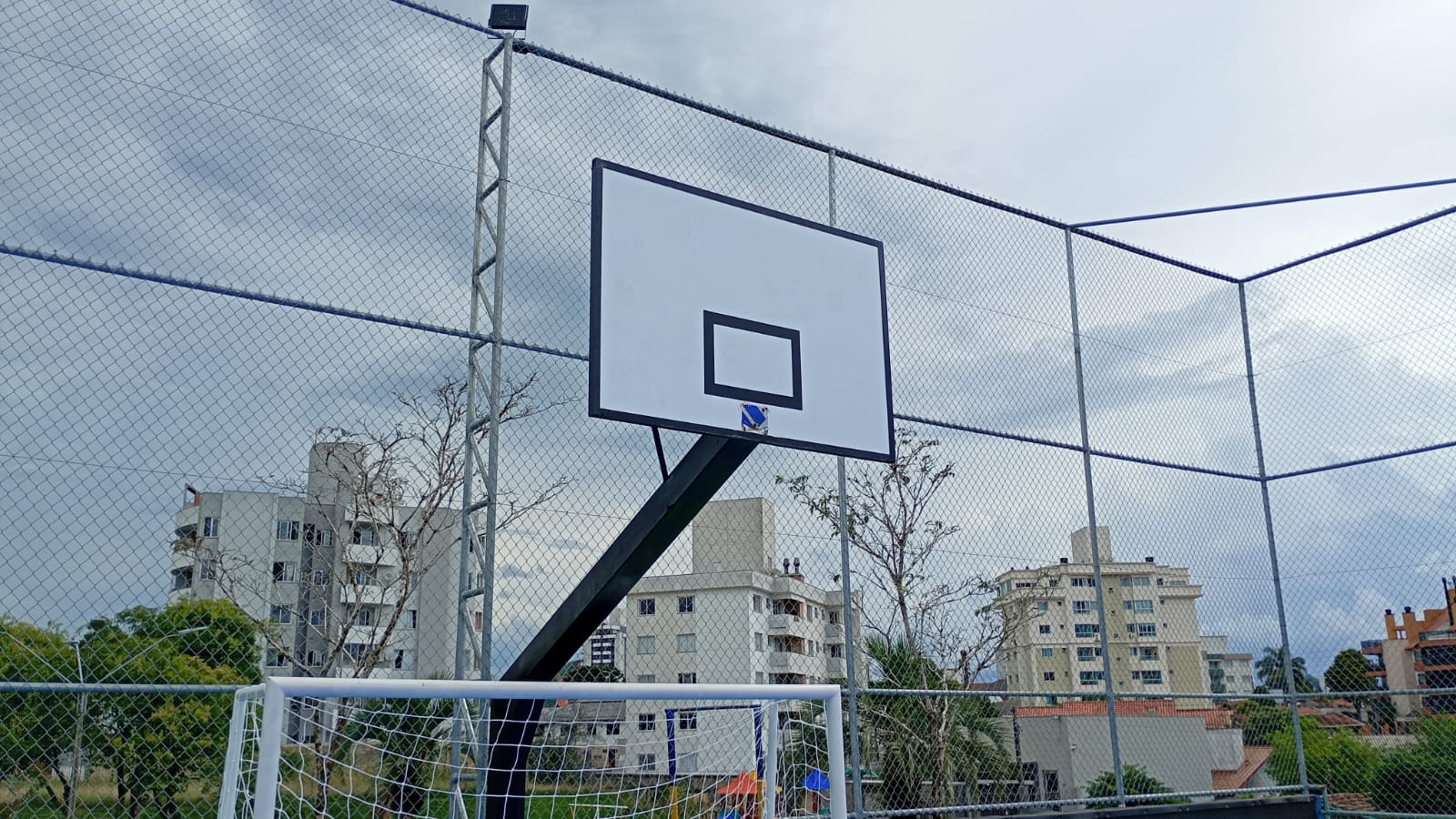 Prefeitura de Lages Investimentos em esporte e lazer são alavancados pela Prefeitura de Lages e Poder Público aproveita para sensibilizar população a respeito da preservação dos espaços de uso comum 