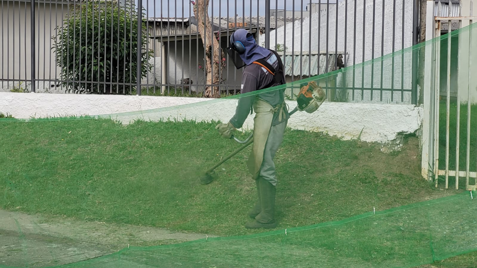 Prefeitura de Lages Lages reforça roçadas e limpeza urbana em diferentes regiões da cidade