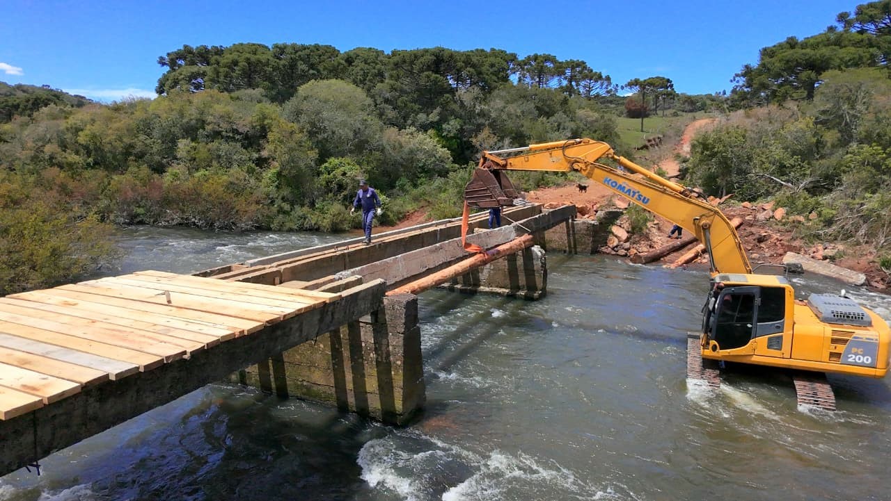 Prefeitura de Lages Obras de reconstrução da ponte sobre o rio Pelotinhas são reiniciadas