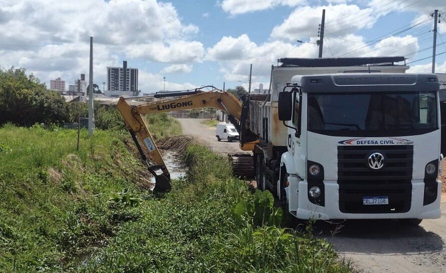 Prefeitura de Lages Prefeitura pela cidade: Trabalho preventivo da Defesa Civil de Lages reduz riscos de enxurradas e enchentes nos bairros a partir da limpeza de córregos 