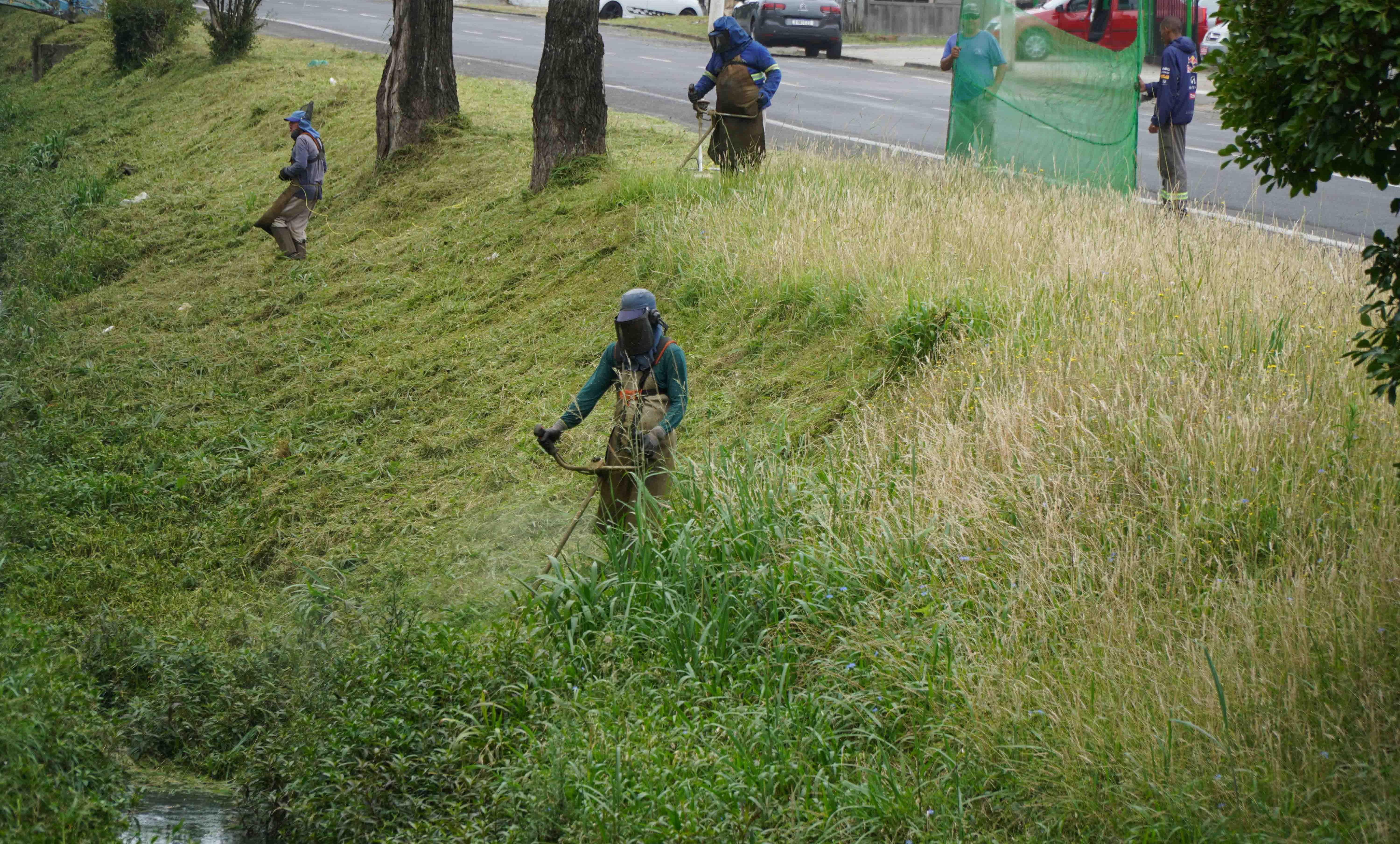 Prefeitura de Lages Ações simultâneas da Secretaria de Serviços Públicos reforçam conservação dos espaços públicos do município