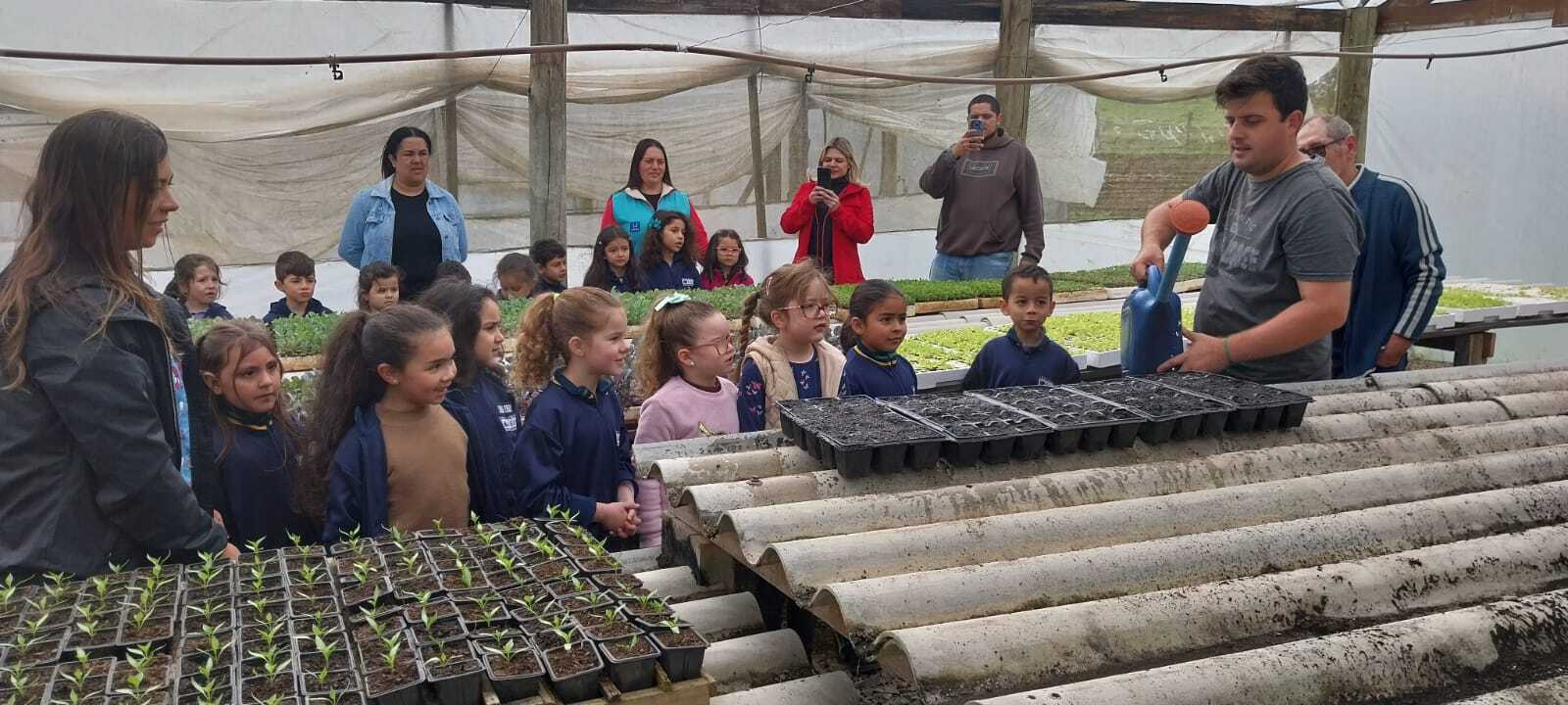 Prefeitura de Lages Horto Municipal é visitado por crianças do Centro de Educação Infantil Municipal Maria de Castro Arruda 