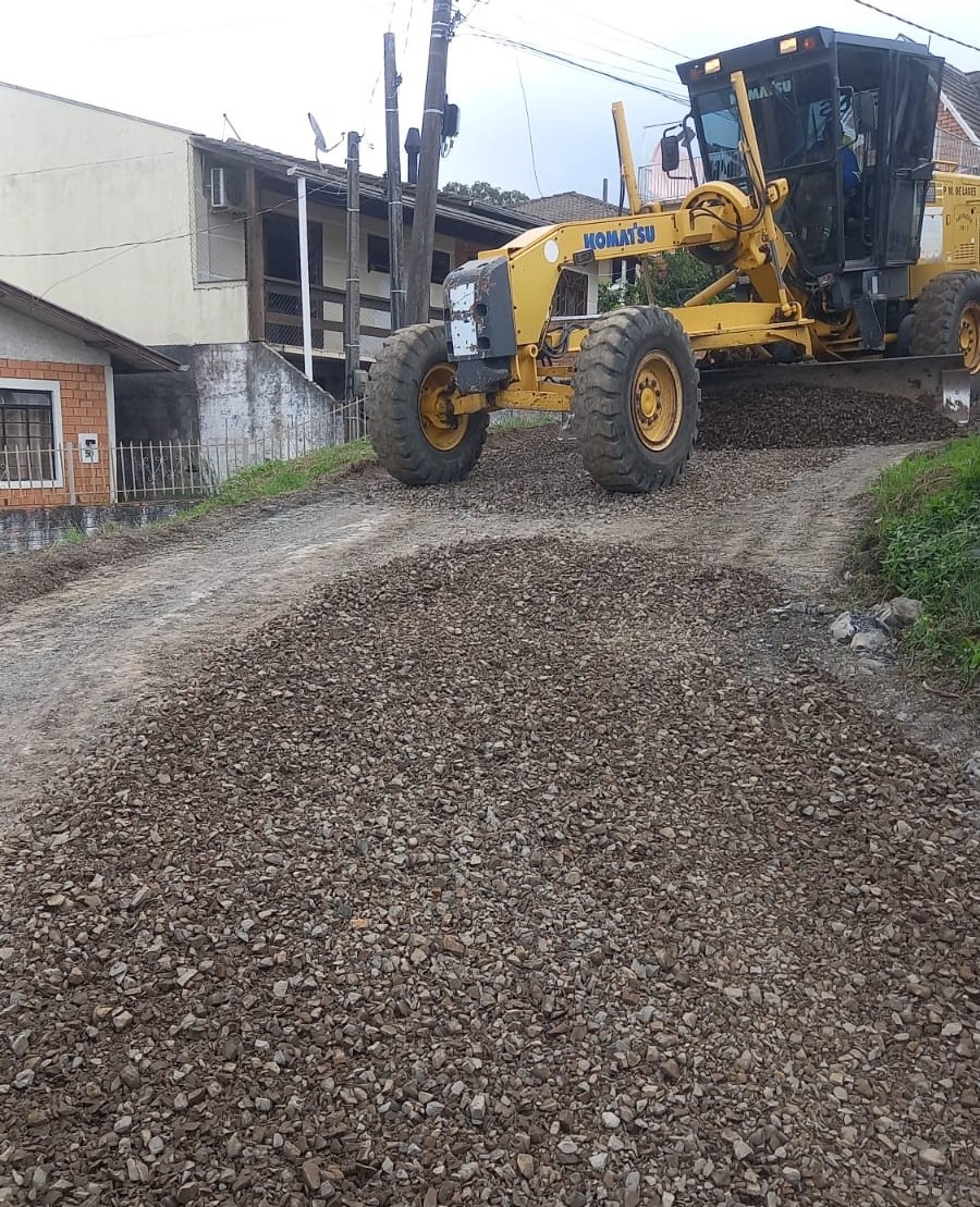 Prefeitura de Lages Lages acelera obras e infraestrutura contemplando 11 bairros com revestimento primário