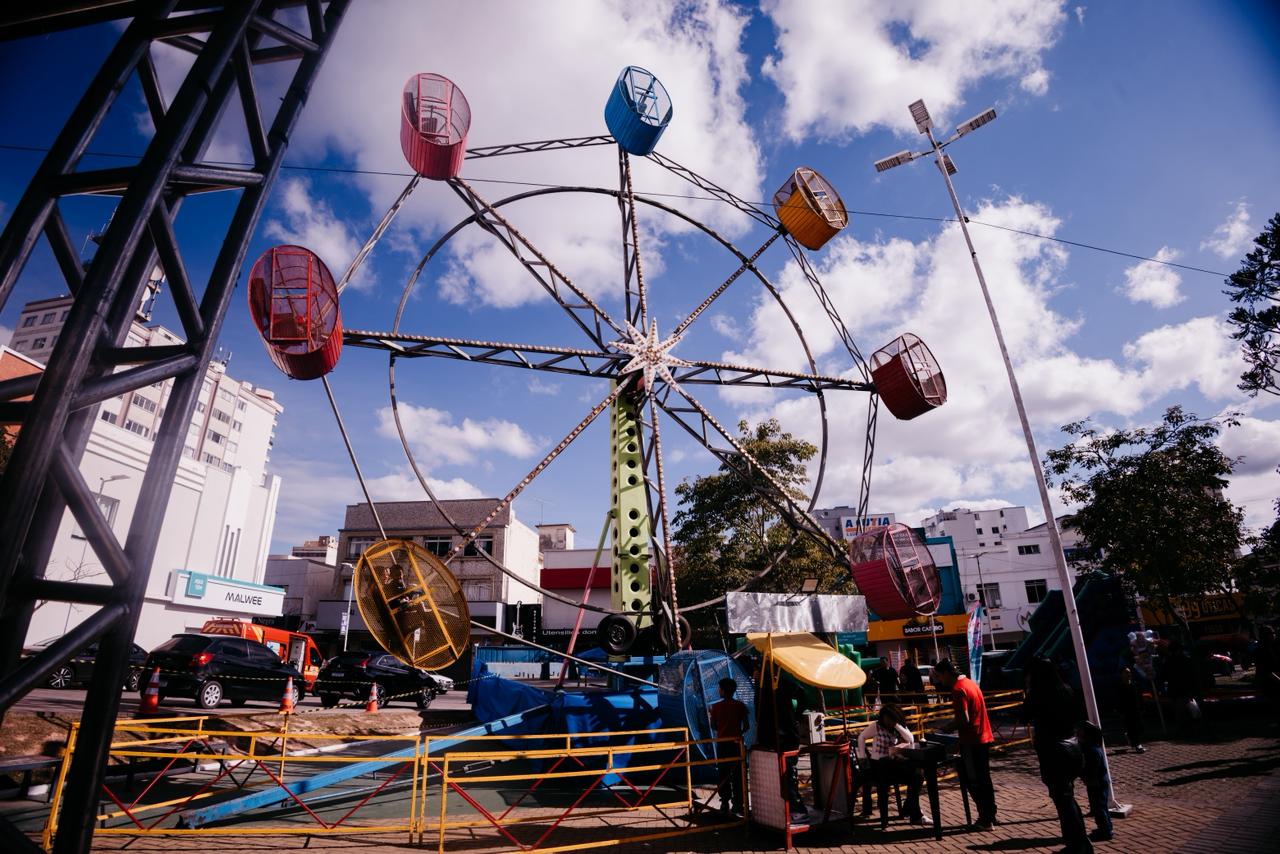 Prefeitura de Lages Roda-gigante e brinquedos garantem diversão no Recanto do Pinhão Aracy Paim, com dias específicos gratuitos