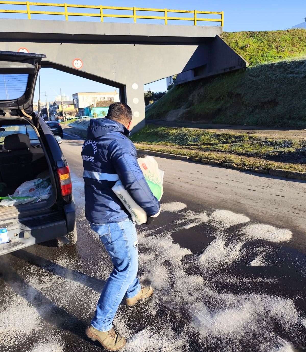 Prefeitura de Lages Prefeitura de Lages intensifica ações preventivas contra formação de gelo em vias da cidade durante onda de frio