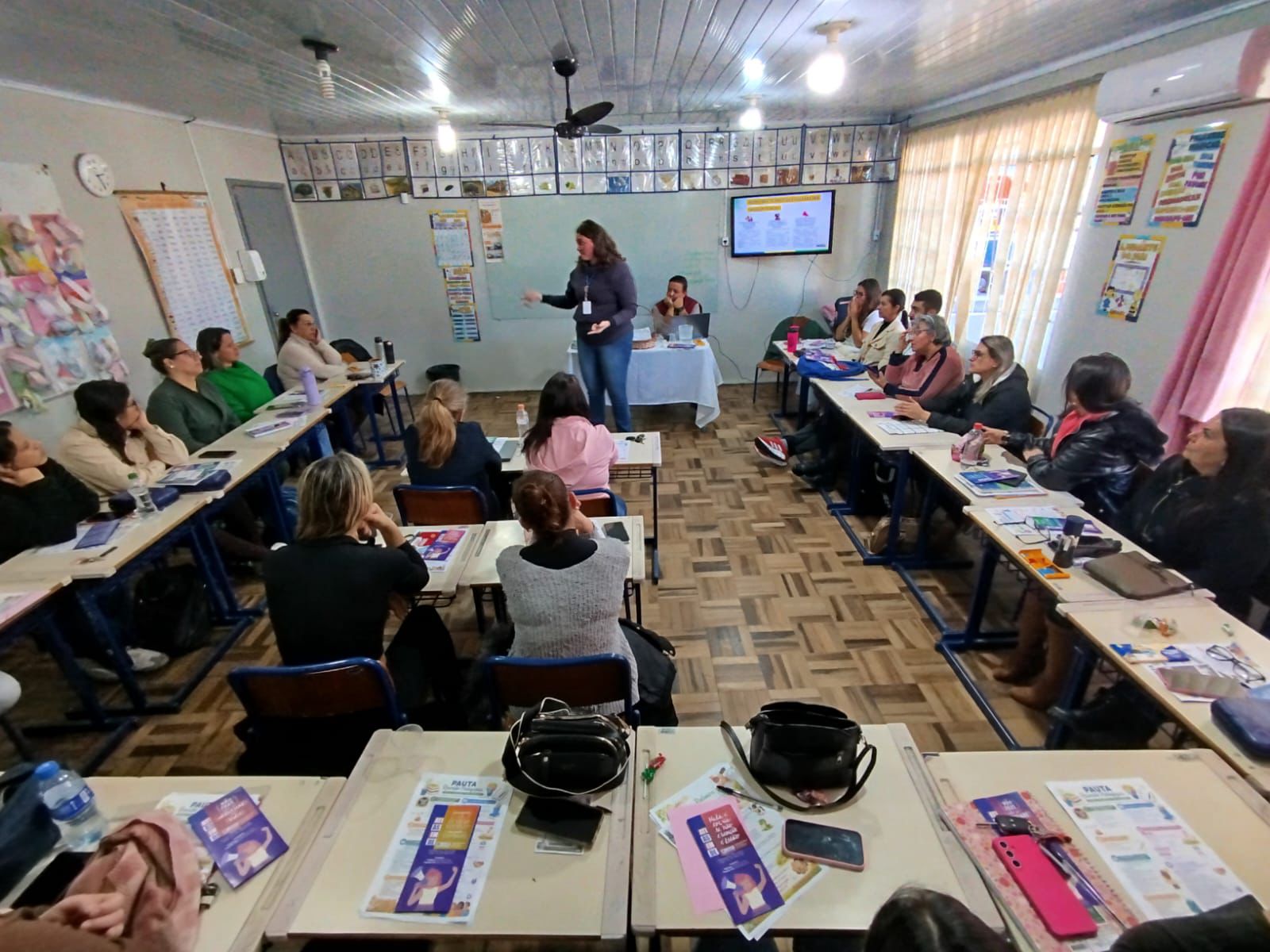 Prefeitura de Lages Prefeitura promove ação orientativa do Dia 25 Laranja em escola do sistema municipal