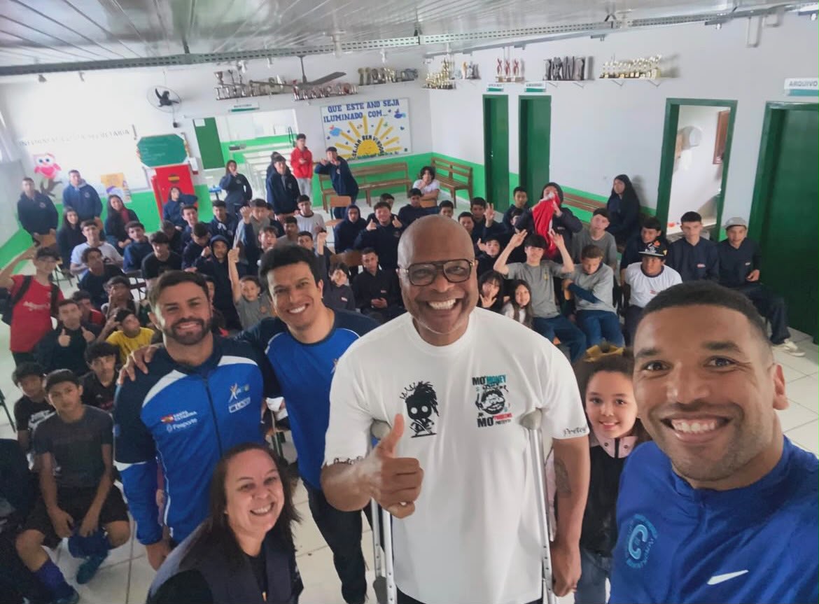 Prefeitura de Lages Projeto Lages em Movimento promove encontro entre alunos e ex-jogadores do Internacional de Lages