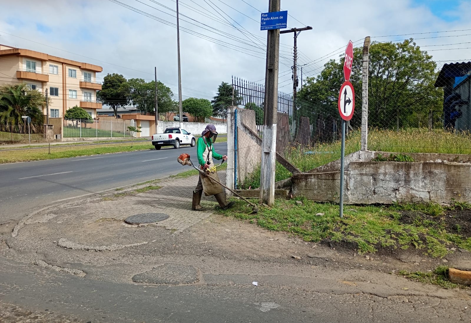 Prefeitura de Lages Secretaria de Serviços Públicos inicia semana com ações de poda, roçada e jardinagem em diversos pontos da cidade