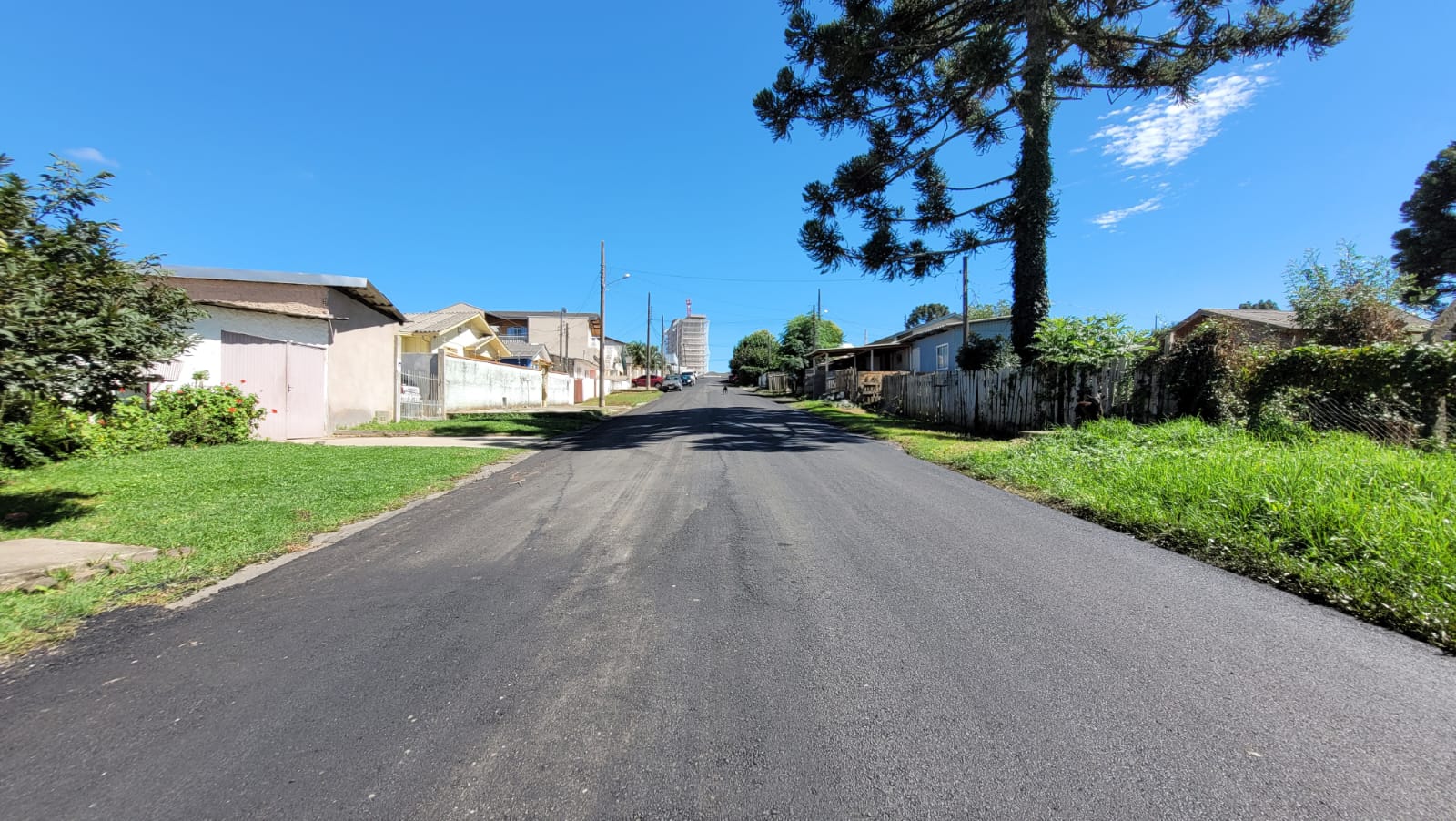 Prefeitura de Lages Reperfilagem asfáltica transforma a Rua José Veríssimo e melhora condições de tráfego para motoristas