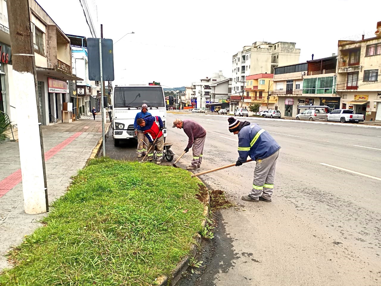 Prefeitura de Lages Melhorias na sinalização, roçadas e limpeza em dez bairros de Lages 
