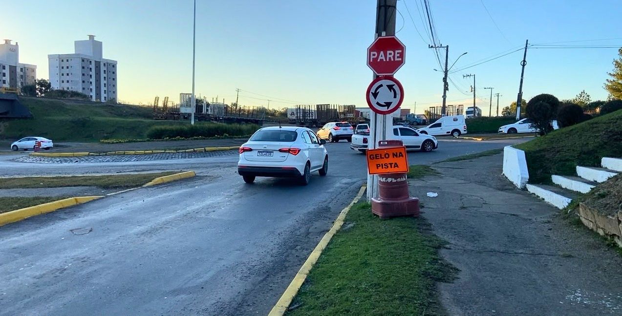 Prefeitura de Lages Frio intenso: Prefeitura de Lages atua durante madrugada e aplica sal nas pistas urbanas para prevenir formação de gelo 