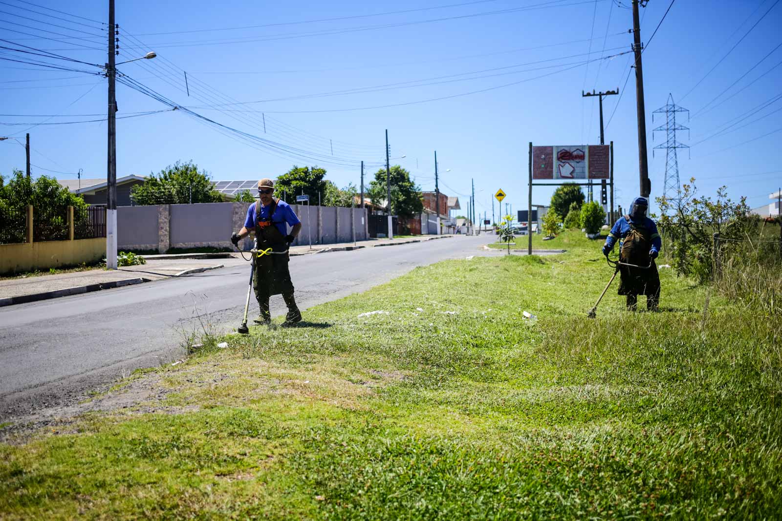 Prefeitura de Lages Equipes da Prefeitura de Lages deixam cidade mais limpa e bonita para população e visitantes e melhoram mobilidade urbana em oito endereços do município  