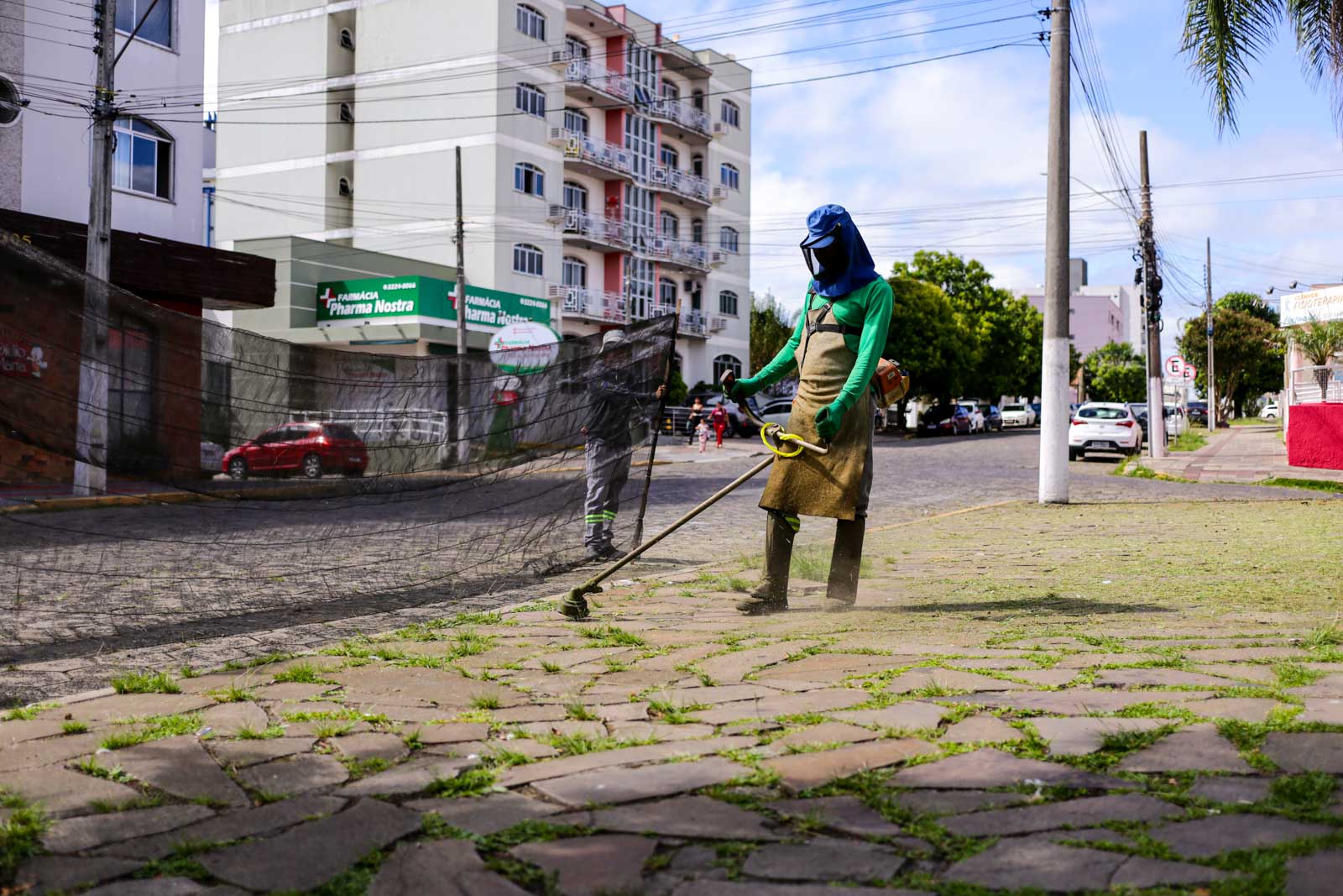 Prefeitura de Lages Praças e avenidas de grande circulação recebem limpeza e roçada nesta quinta-feira 