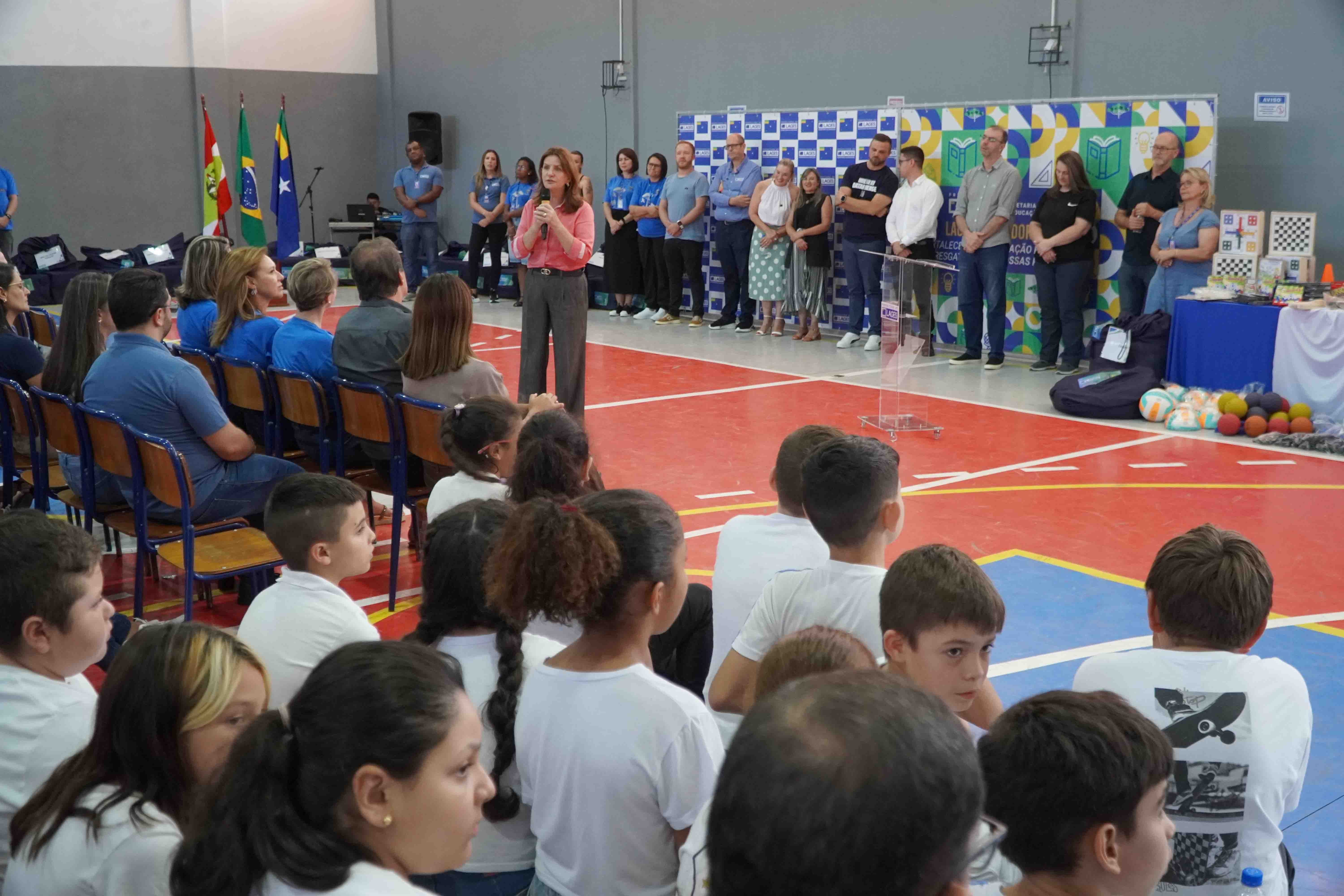Prefeitura de Lages Secretaria da Educação realiza entrega de kits de materiais esportivos e lúdico-pedagógicos para o Programa Contraturno + Movimento 