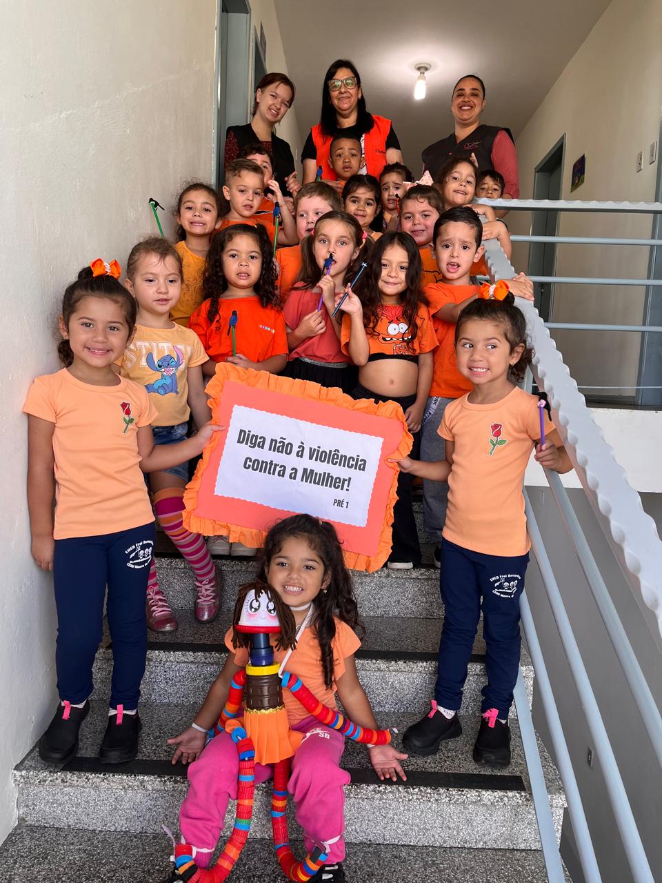 Prefeitura de Lages Unidades de ensino municipais promovem ações do Dia Laranja de combate à violência contra mulheres e meninas