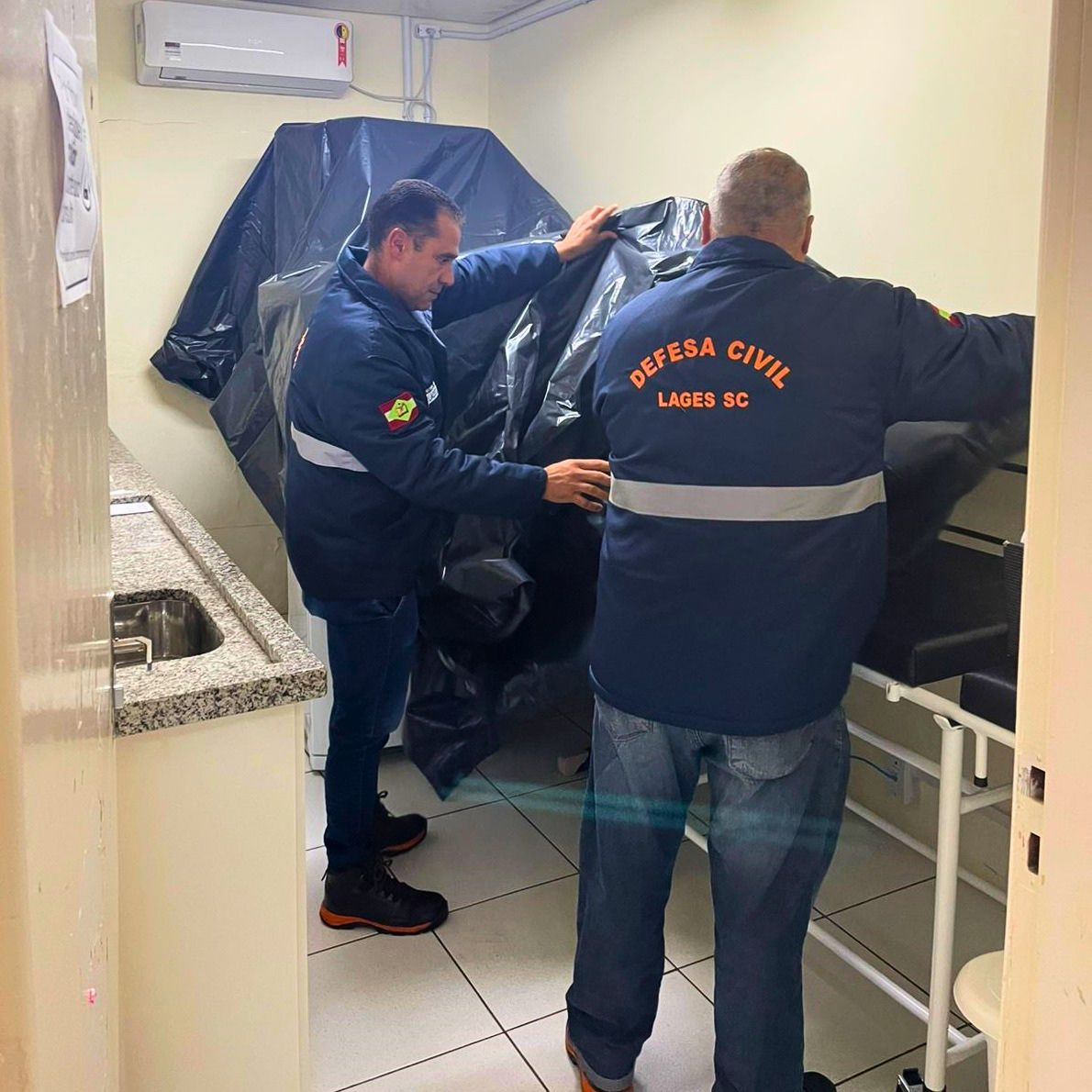 Prefeitura de Lages Defesa Civil atende famílias afetadas por tempestade e presta auxílio imediato em bairros atingidos