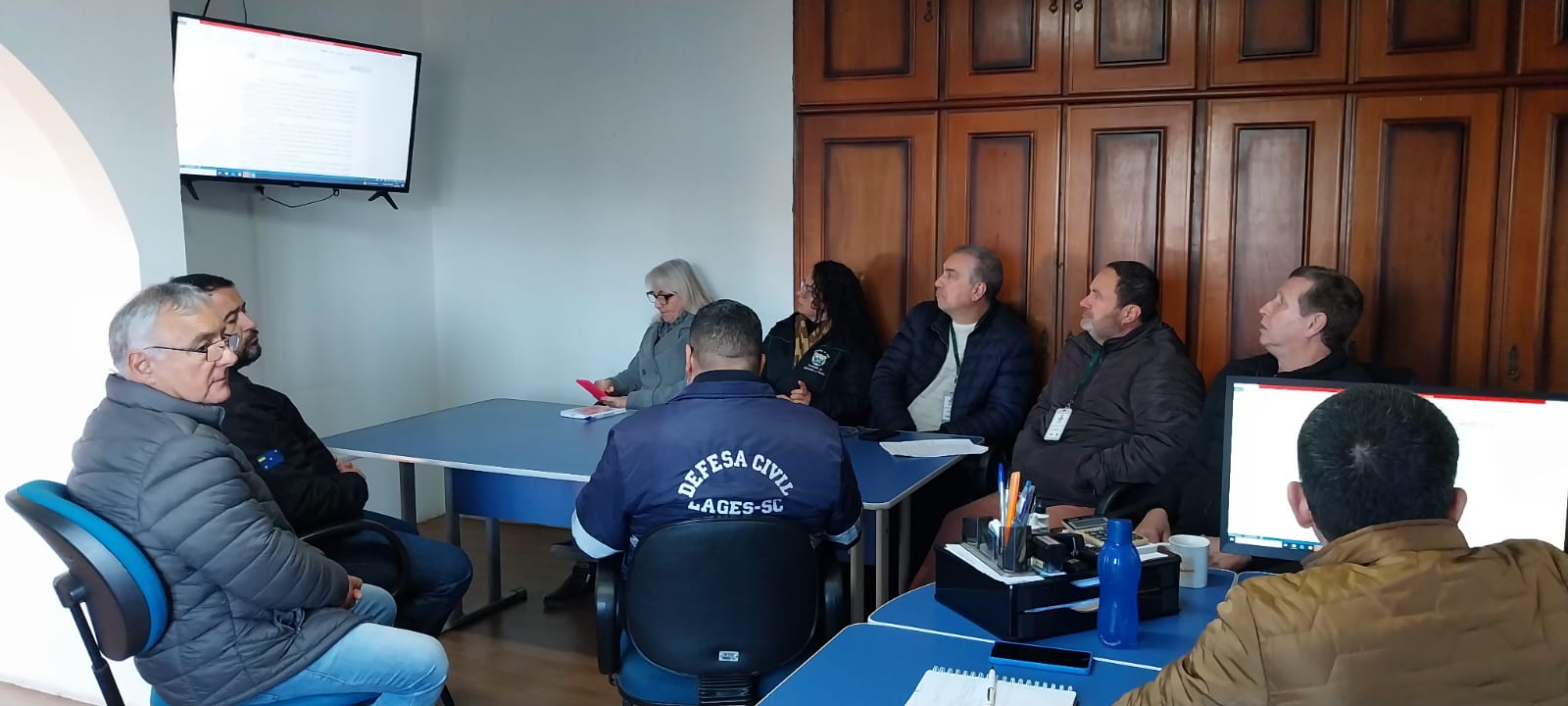 Prefeitura de Lages Relatório sobre situação de estradas e pontes do interior é apresentado à Defesa Civil Municipal como trabalho inicial preventivo aos possíveis impactos do El Niño