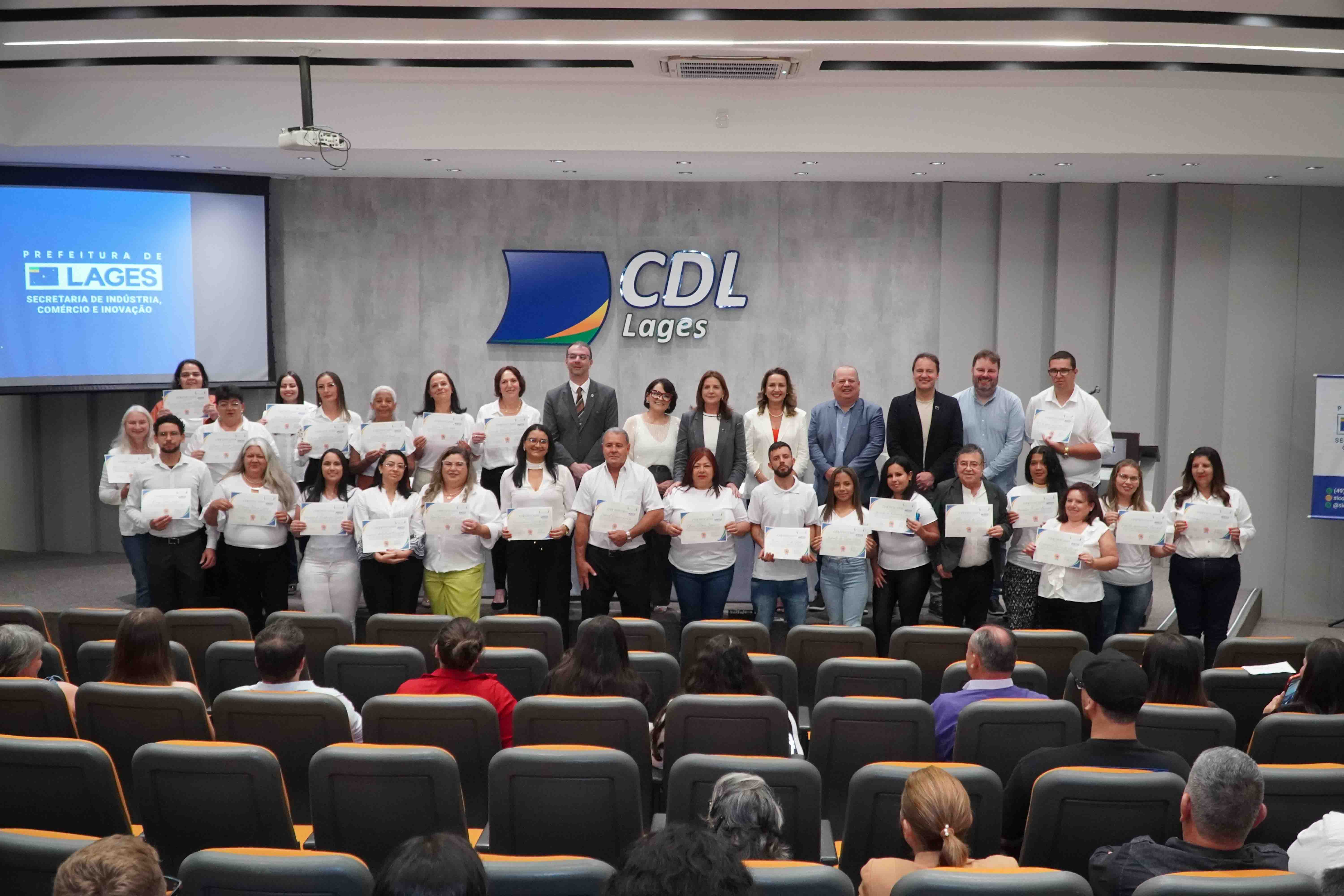 Prefeitura de Lages Concluintes do Curso de Cuidador de Idosos promovido pela prefeitura recebem seus certificados