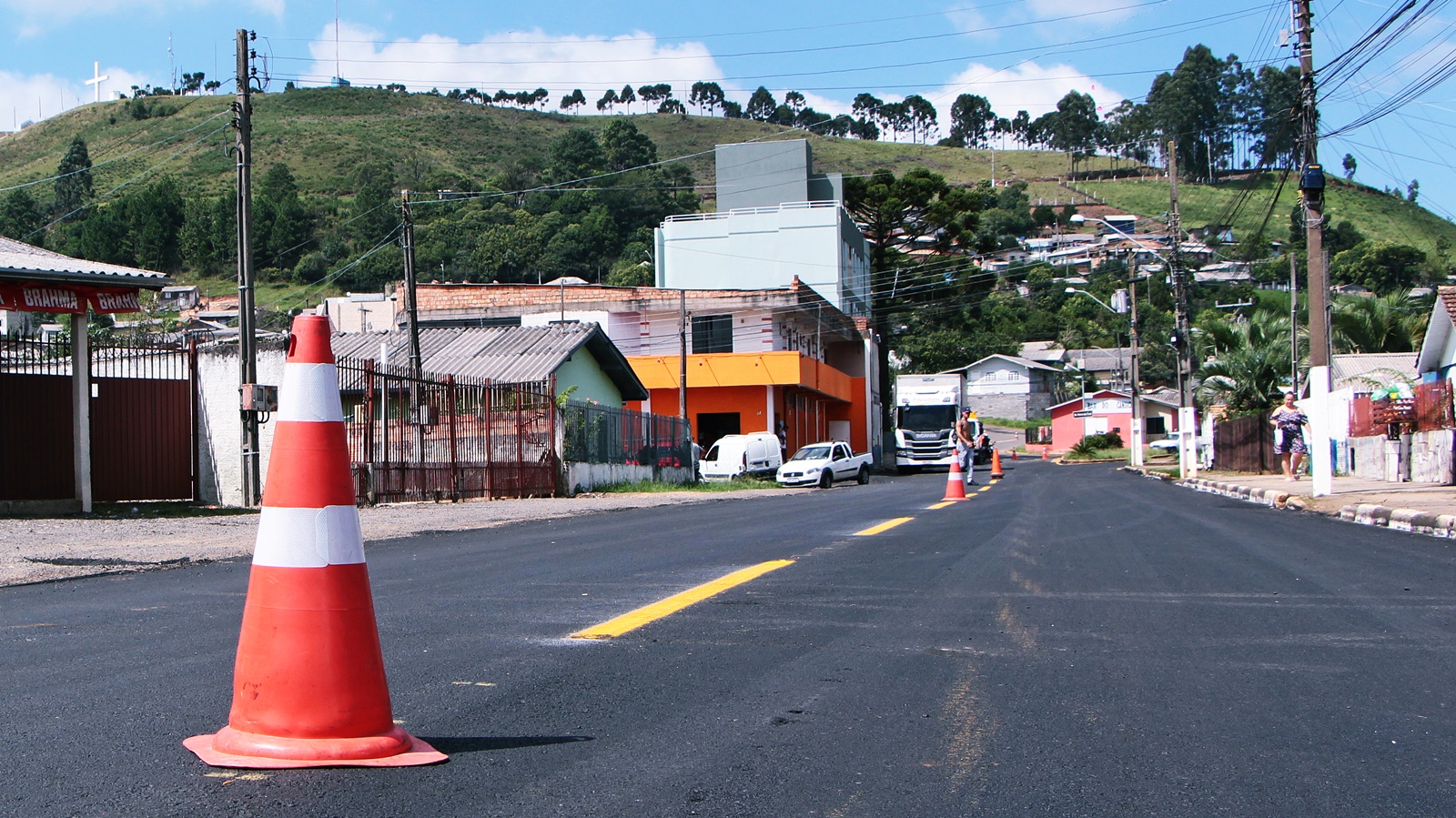 Prefeitura de Lages Após reperfilagem asfáltica, acesso ao Morro Grande recebe sinalização e reforça turismo religioso em Lages