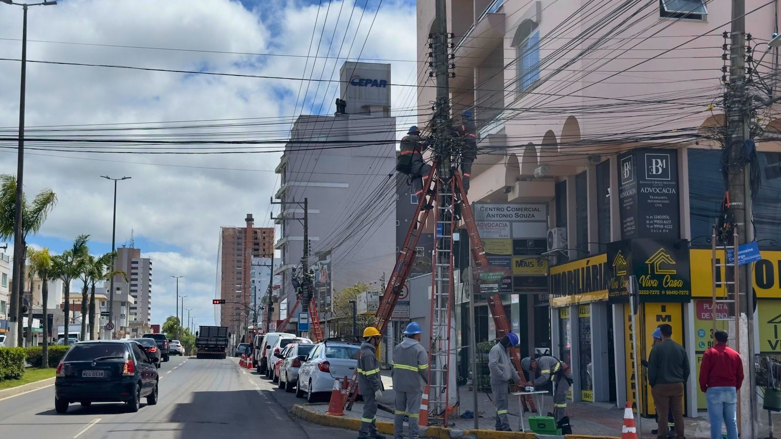 Prefeitura de Lages Operação “Limpa Fio” já retira mais de 300 quilos de fios inutilizáveis dos postes de Lages 
