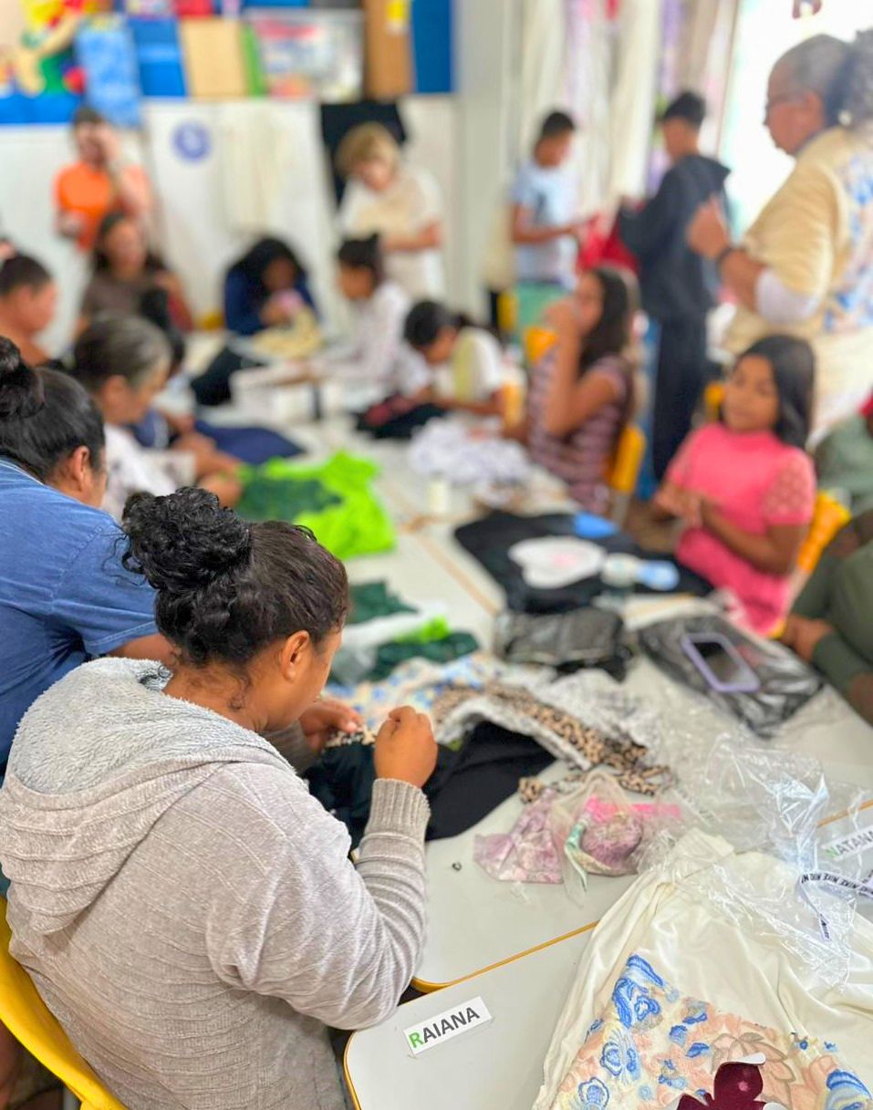 Prefeitura de Lages Oficina de customização de camisetas mobiliza comunidade e aborda prevenção à violência contra a mulher em Lages