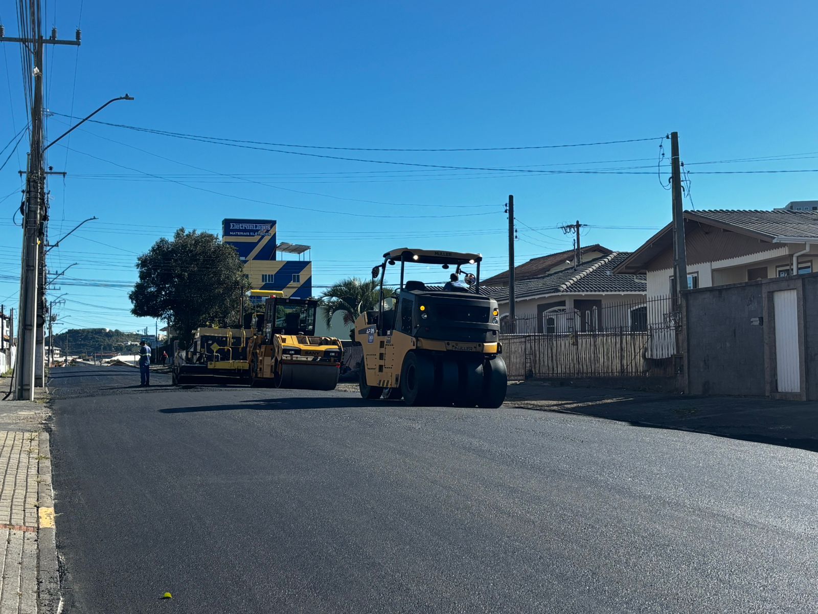 Prefeitura de Lages Mais qualidade urbana: Lages começa asfaltamento de 1,2 km da via Mateus Junqueira