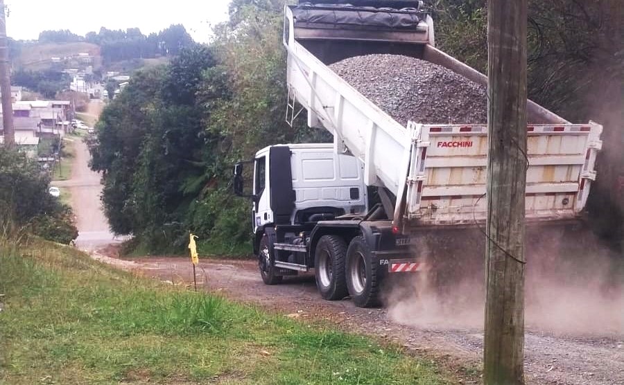 Prefeitura de Lages Infraestrutura em ação: oito bairros recebem patrolamento e revestimento primário