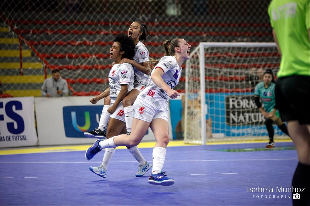 Prefeitura de Lages Leoas da Serra vence Taboão Magnus e abre vantagem na semifinal da Liga Feminina de Futsal 